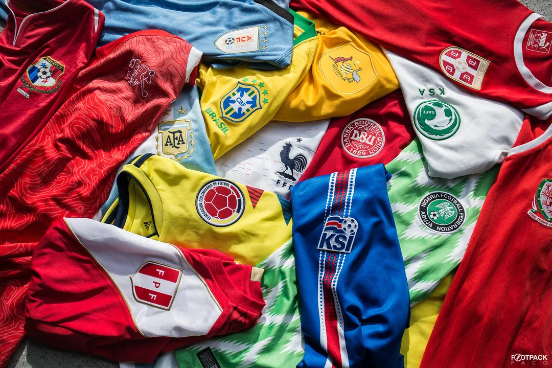 Maillots de sélections nationales de toutes les couleurs posés les uns sur les autres