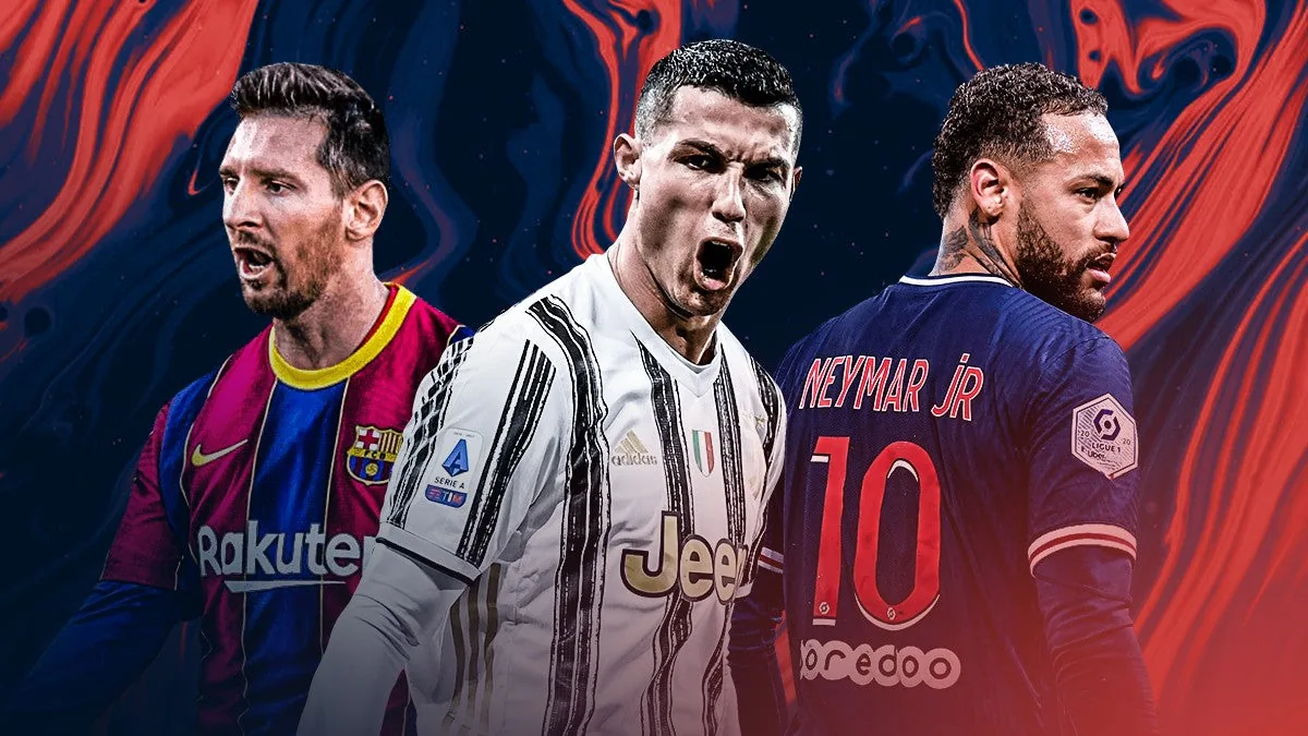 Trois joueurs de football en maillot de club